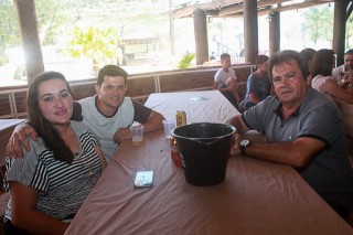 
<a style='margin-left: 5px;' class='btn btn-xs btn-social btn-facebook' href='https://www.facebook.com/sharer/sharer.php?u=https://www.galeramix.com.br/imagem/a48/800-800-90/conteudo/site_galerias/48/1-costelaco-da-amizade-pista-do-binho-canelinha-74.jpg' rel='popup' data-width='500' data-height='400'><i class='fa fa-facebook'></i>Compartilhar <span class='hidden-xs'>no Facebook</span>
</a> 
<a class='btn btn-default btn-xs' target='_blank' href='imagem/a48/800-800-90/conteudo/site_galerias/48/1-costelaco-da-amizade-pista-do-binho-canelinha-74.jpg'>
<span class='glyphicon glyphicon-cloud-download'></span> Salvar
</a>
