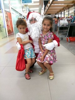 
                    <a style='margin-left: 5px;' class='btn btn-xs btn-social btn-facebook' href='https://www.facebook.com/sharer/sharer.php?u=https://www.galeramix.com.br/imagem/a49/800-800-90/conteudo/site_galerias/49/2018-papai-noel-galera-mix-loja-do-gorial-natal-tijucas-13.jpg' rel='popup' data-width='500' data-height='400'><i class='fa fa-facebook'></i>Compartilhar <span class='hidden-xs'>no Facebook</span>
                </a> 
                <a class='btn btn-default btn-xs' target='_blank' href='imagem/a49/800-800-90/conteudo/site_galerias/49/2018-papai-noel-galera-mix-loja-do-gorial-natal-tijucas-13.jpg'>
                    <span class='glyphicon glyphicon-cloud-download'></span> Salvar
                </a>
                