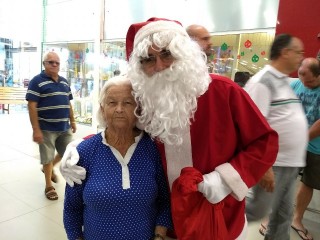 
            <a style='margin-left: 5px;' class='btn btn-xs btn-social btn-facebook' href='https://www.facebook.com/sharer/sharer.php?u=https://www.galeramix.com.br/imagem/a49/800-800-90/conteudo/site_galerias/49/2018-papai-noel-galera-mix-loja-do-gorial-natal-tijucas-15.jpg' rel='popup' data-width='500' data-height='400'><i class='fa fa-facebook'></i>Compartilhar <span class='hidden-xs'>no Facebook</span>
        </a> 
        <a class='btn btn-default btn-xs' target='_blank' href='imagem/a49/800-800-90/conteudo/site_galerias/49/2018-papai-noel-galera-mix-loja-do-gorial-natal-tijucas-15.jpg'>
            <span class='glyphicon glyphicon-cloud-download'></span> Salvar
        </a>
        