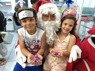 
    <a style='margin-left: 5px;' class='btn btn-xs btn-social btn-facebook' href='https://www.facebook.com/sharer/sharer.php?u=https://www.galeramix.com.br/imagem/a49/800-800-90/conteudo/site_galerias/49/2018-papai-noel-galera-mix-loja-do-gorial-natal-tijucas-17.jpg' rel='popup' data-width='500' data-height='400'><i class='fa fa-facebook'></i>Compartilhar <span class='hidden-xs'>no Facebook</span>
</a> 
<a class='btn btn-default btn-xs' target='_blank' href='imagem/a49/800-800-90/conteudo/site_galerias/49/2018-papai-noel-galera-mix-loja-do-gorial-natal-tijucas-17.jpg'>
    <span class='glyphicon glyphicon-cloud-download'></span> Salvar
</a>
