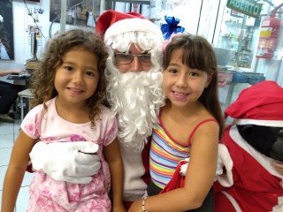 
<a style='margin-left: 5px;' class='btn btn-xs btn-social btn-facebook' href='https://www.facebook.com/sharer/sharer.php?u=https://www.galeramix.com.br/imagem/a49/800-800-90/conteudo/site_galerias/49/2018-papai-noel-galera-mix-loja-do-gorial-natal-tijucas-19.jpg' rel='popup' data-width='500' data-height='400'><i class='fa fa-facebook'></i>Compartilhar <span class='hidden-xs'>no Facebook</span>
</a> 
<a class='btn btn-default btn-xs' target='_blank' href='imagem/a49/800-800-90/conteudo/site_galerias/49/2018-papai-noel-galera-mix-loja-do-gorial-natal-tijucas-19.jpg'>
<span class='glyphicon glyphicon-cloud-download'></span> Salvar
</a>
