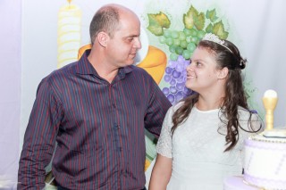 
                            <a style='margin-left: 5px;' class='btn btn-xs btn-social btn-facebook' href='https://www.facebook.com/sharer/sharer.php?u=https://www.galeramix.com.br/imagem/a51/800-800-90/conteudo/site_galerias/51/primeira-eucaristia-tayna-123.jpg' rel='popup' data-width='500' data-height='400'><i class='fa fa-facebook'></i>Compartilhar <span class='hidden-xs'>no Facebook</span>
                        </a> 
                        <a class='btn btn-default btn-xs' target='_blank' href='imagem/a51/800-800-90/conteudo/site_galerias/51/primeira-eucaristia-tayna-123.jpg'>
                            <span class='glyphicon glyphicon-cloud-download'></span> Salvar
                        </a>
                        