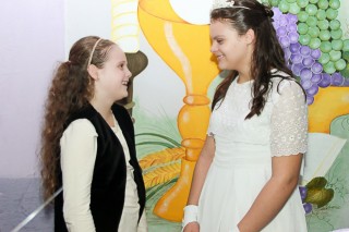 
                    <a style='margin-left: 5px;' class='btn btn-xs btn-social btn-facebook' href='https://www.facebook.com/sharer/sharer.php?u=https://www.galeramix.com.br/imagem/a51/800-800-90/conteudo/site_galerias/51/primeira-eucaristia-tayna-134.jpg' rel='popup' data-width='500' data-height='400'><i class='fa fa-facebook'></i>Compartilhar <span class='hidden-xs'>no Facebook</span>
                </a> 
                <a class='btn btn-default btn-xs' target='_blank' href='imagem/a51/800-800-90/conteudo/site_galerias/51/primeira-eucaristia-tayna-134.jpg'>
                    <span class='glyphicon glyphicon-cloud-download'></span> Salvar
                </a>
                