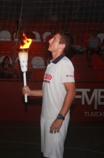 
<a style='margin-left: 5px;' class='btn btn-xs btn-social btn-facebook' href='https://www.facebook.com/sharer/sharer.php?u=https://www.galeramix.com.br/imagem/a52/800-800-90/conteudo/site_galerias/52/xv-olimpiadas-tijuquense-26.jpg' rel='popup' data-width='500' data-height='400'><i class='fa fa-facebook'></i>Compartilhar <span class='hidden-xs'>no Facebook</span>
</a> 
<a class='btn btn-default btn-xs' target='_blank' href='imagem/a52/800-800-90/conteudo/site_galerias/52/xv-olimpiadas-tijuquense-26.jpg'>
<span class='glyphicon glyphicon-cloud-download'></span> Salvar
</a>
