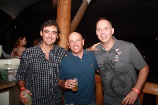 
            <a style='margin-left: 5px;' class='btn btn-xs btn-social btn-facebook' href='https://www.facebook.com/sharer/sharer.php?u=https://www.galeramix.com.br/imagem/a53/800-800-90/conteudo/site_galerias/53/petry-104.jpg' rel='popup' data-width='500' data-height='400'><i class='fa fa-facebook'></i>Compartilhar <span class='hidden-xs'>no Facebook</span>
        </a> 
        <a class='btn btn-default btn-xs' target='_blank' href='imagem/a53/800-800-90/conteudo/site_galerias/53/petry-104.jpg'>
            <span class='glyphicon glyphicon-cloud-download'></span> Salvar
        </a>
        