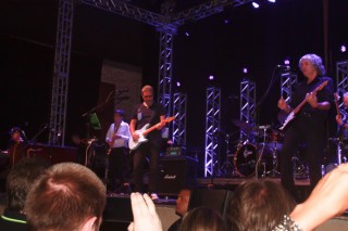 
<a style='margin-left: 5px;' class='btn btn-xs btn-social btn-facebook' href='https://www.facebook.com/sharer/sharer.php?u=https://www.galeramix.com.br/imagem/a53/800-800-90/conteudo/site_galerias/53/petry-11.jpg' rel='popup' data-width='500' data-height='400'><i class='fa fa-facebook'></i>Compartilhar <span class='hidden-xs'>no Facebook</span>
</a> 
<a class='btn btn-default btn-xs' target='_blank' href='imagem/a53/800-800-90/conteudo/site_galerias/53/petry-11.jpg'>
<span class='glyphicon glyphicon-cloud-download'></span> Salvar
</a>
