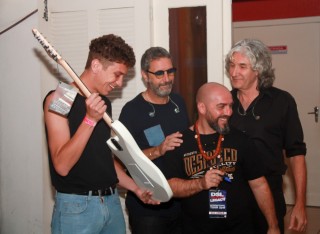 
<a style='margin-left: 5px;' class='btn btn-xs btn-social btn-facebook' href='https://www.facebook.com/sharer/sharer.php?u=https://www.galeramix.com.br/imagem/a53/800-800-90/conteudo/site_galerias/53/petry-110.jpg' rel='popup' data-width='500' data-height='400'><i class='fa fa-facebook'></i>Compartilhar <span class='hidden-xs'>no Facebook</span>
</a> 
<a class='btn btn-default btn-xs' target='_blank' href='imagem/a53/800-800-90/conteudo/site_galerias/53/petry-110.jpg'>
<span class='glyphicon glyphicon-cloud-download'></span> Salvar
</a>
