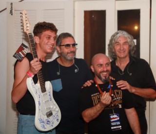 
<a style='margin-left: 5px;' class='btn btn-xs btn-social btn-facebook' href='https://www.facebook.com/sharer/sharer.php?u=https://www.galeramix.com.br/imagem/a53/800-800-90/conteudo/site_galerias/53/petry-111.jpg' rel='popup' data-width='500' data-height='400'><i class='fa fa-facebook'></i>Compartilhar <span class='hidden-xs'>no Facebook</span>
</a> 
<a class='btn btn-default btn-xs' target='_blank' href='imagem/a53/800-800-90/conteudo/site_galerias/53/petry-111.jpg'>
<span class='glyphicon glyphicon-cloud-download'></span> Salvar
</a>
