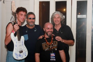 
<a style='margin-left: 5px;' class='btn btn-xs btn-social btn-facebook' href='https://www.facebook.com/sharer/sharer.php?u=https://www.galeramix.com.br/imagem/a53/800-800-90/conteudo/site_galerias/53/petry-112.jpg' rel='popup' data-width='500' data-height='400'><i class='fa fa-facebook'></i>Compartilhar <span class='hidden-xs'>no Facebook</span>
</a> 
<a class='btn btn-default btn-xs' target='_blank' href='imagem/a53/800-800-90/conteudo/site_galerias/53/petry-112.jpg'>
<span class='glyphicon glyphicon-cloud-download'></span> Salvar
</a>
