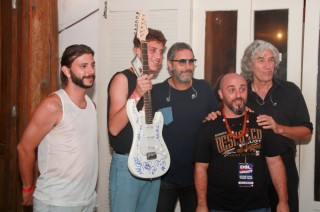 
<a style='margin-left: 5px;' class='btn btn-xs btn-social btn-facebook' href='https://www.facebook.com/sharer/sharer.php?u=https://www.galeramix.com.br/imagem/a53/800-800-90/conteudo/site_galerias/53/petry-113.jpg' rel='popup' data-width='500' data-height='400'><i class='fa fa-facebook'></i>Compartilhar <span class='hidden-xs'>no Facebook</span>
</a> 
<a class='btn btn-default btn-xs' target='_blank' href='imagem/a53/800-800-90/conteudo/site_galerias/53/petry-113.jpg'>
<span class='glyphicon glyphicon-cloud-download'></span> Salvar
</a>
