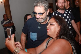 
<a style='margin-left: 5px;' class='btn btn-xs btn-social btn-facebook' href='https://www.facebook.com/sharer/sharer.php?u=https://www.galeramix.com.br/imagem/a53/800-800-90/conteudo/site_galerias/53/petry-116.jpg' rel='popup' data-width='500' data-height='400'><i class='fa fa-facebook'></i>Compartilhar <span class='hidden-xs'>no Facebook</span>
</a> 
<a class='btn btn-default btn-xs' target='_blank' href='imagem/a53/800-800-90/conteudo/site_galerias/53/petry-116.jpg'>
<span class='glyphicon glyphicon-cloud-download'></span> Salvar
</a>
