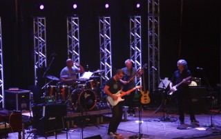 
<a style='margin-left: 5px;' class='btn btn-xs btn-social btn-facebook' href='https://www.facebook.com/sharer/sharer.php?u=https://www.galeramix.com.br/imagem/a53/800-800-90/conteudo/site_galerias/53/petry-124.jpg' rel='popup' data-width='500' data-height='400'><i class='fa fa-facebook'></i>Compartilhar <span class='hidden-xs'>no Facebook</span>
</a> 
<a class='btn btn-default btn-xs' target='_blank' href='imagem/a53/800-800-90/conteudo/site_galerias/53/petry-124.jpg'>
<span class='glyphicon glyphicon-cloud-download'></span> Salvar
</a>
