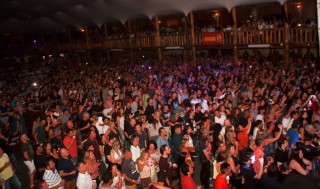 
<a style='margin-left: 5px;' class='btn btn-xs btn-social btn-facebook' href='https://www.facebook.com/sharer/sharer.php?u=https://www.galeramix.com.br/imagem/a53/800-800-90/conteudo/site_galerias/53/petry-125.jpg' rel='popup' data-width='500' data-height='400'><i class='fa fa-facebook'></i>Compartilhar <span class='hidden-xs'>no Facebook</span>
</a> 
<a class='btn btn-default btn-xs' target='_blank' href='imagem/a53/800-800-90/conteudo/site_galerias/53/petry-125.jpg'>
<span class='glyphicon glyphicon-cloud-download'></span> Salvar
</a>
