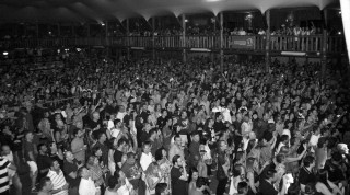 
<a style='margin-left: 5px;' class='btn btn-xs btn-social btn-facebook' href='https://www.facebook.com/sharer/sharer.php?u=https://www.galeramix.com.br/imagem/a53/800-800-90/conteudo/site_galerias/53/petry-126.jpg' rel='popup' data-width='500' data-height='400'><i class='fa fa-facebook'></i>Compartilhar <span class='hidden-xs'>no Facebook</span>
</a> 
<a class='btn btn-default btn-xs' target='_blank' href='imagem/a53/800-800-90/conteudo/site_galerias/53/petry-126.jpg'>
<span class='glyphicon glyphicon-cloud-download'></span> Salvar
</a>
