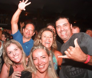 
<a style='margin-left: 5px;' class='btn btn-xs btn-social btn-facebook' href='https://www.facebook.com/sharer/sharer.php?u=https://www.galeramix.com.br/imagem/a53/800-800-90/conteudo/site_galerias/53/petry-13.jpg' rel='popup' data-width='500' data-height='400'><i class='fa fa-facebook'></i>Compartilhar <span class='hidden-xs'>no Facebook</span>
</a> 
<a class='btn btn-default btn-xs' target='_blank' href='imagem/a53/800-800-90/conteudo/site_galerias/53/petry-13.jpg'>
<span class='glyphicon glyphicon-cloud-download'></span> Salvar
</a>
