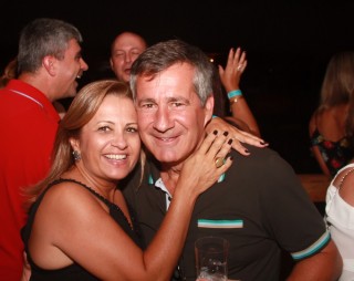 
<a style='margin-left: 5px;' class='btn btn-xs btn-social btn-facebook' href='https://www.facebook.com/sharer/sharer.php?u=https://www.galeramix.com.br/imagem/a53/800-800-90/conteudo/site_galerias/53/petry-131.jpg' rel='popup' data-width='500' data-height='400'><i class='fa fa-facebook'></i>Compartilhar <span class='hidden-xs'>no Facebook</span>
</a> 
<a class='btn btn-default btn-xs' target='_blank' href='imagem/a53/800-800-90/conteudo/site_galerias/53/petry-131.jpg'>
<span class='glyphicon glyphicon-cloud-download'></span> Salvar
</a>
