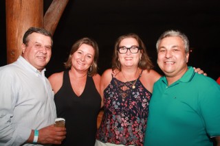 
<a style='margin-left: 5px;' class='btn btn-xs btn-social btn-facebook' href='https://www.facebook.com/sharer/sharer.php?u=https://www.galeramix.com.br/imagem/a53/800-800-90/conteudo/site_galerias/53/petry-136.jpg' rel='popup' data-width='500' data-height='400'><i class='fa fa-facebook'></i>Compartilhar <span class='hidden-xs'>no Facebook</span>
</a> 
<a class='btn btn-default btn-xs' target='_blank' href='imagem/a53/800-800-90/conteudo/site_galerias/53/petry-136.jpg'>
<span class='glyphicon glyphicon-cloud-download'></span> Salvar
</a>
