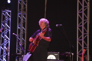 
<a style='margin-left: 5px;' class='btn btn-xs btn-social btn-facebook' href='https://www.facebook.com/sharer/sharer.php?u=https://www.galeramix.com.br/imagem/a53/800-800-90/conteudo/site_galerias/53/petry-142.jpg' rel='popup' data-width='500' data-height='400'><i class='fa fa-facebook'></i>Compartilhar <span class='hidden-xs'>no Facebook</span>
</a> 
<a class='btn btn-default btn-xs' target='_blank' href='imagem/a53/800-800-90/conteudo/site_galerias/53/petry-142.jpg'>
<span class='glyphicon glyphicon-cloud-download'></span> Salvar
</a>
