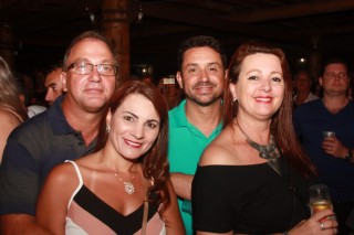 
<a style='margin-left: 5px;' class='btn btn-xs btn-social btn-facebook' href='https://www.facebook.com/sharer/sharer.php?u=https://www.galeramix.com.br/imagem/a53/800-800-90/conteudo/site_galerias/53/petry-17.jpg' rel='popup' data-width='500' data-height='400'><i class='fa fa-facebook'></i>Compartilhar <span class='hidden-xs'>no Facebook</span>
</a> 
<a class='btn btn-default btn-xs' target='_blank' href='imagem/a53/800-800-90/conteudo/site_galerias/53/petry-17.jpg'>
<span class='glyphicon glyphicon-cloud-download'></span> Salvar
</a>
