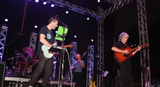 
<a style='margin-left: 5px;' class='btn btn-xs btn-social btn-facebook' href='https://www.facebook.com/sharer/sharer.php?u=https://www.galeramix.com.br/imagem/a53/800-800-90/conteudo/site_galerias/53/petry-2.jpg' rel='popup' data-width='500' data-height='400'><i class='fa fa-facebook'></i>Compartilhar <span class='hidden-xs'>no Facebook</span>
</a> 
<a class='btn btn-default btn-xs' target='_blank' href='imagem/a53/800-800-90/conteudo/site_galerias/53/petry-2.jpg'>
<span class='glyphicon glyphicon-cloud-download'></span> Salvar
</a>
