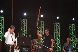 
<a style='margin-left: 5px;' class='btn btn-xs btn-social btn-facebook' href='https://www.facebook.com/sharer/sharer.php?u=https://www.galeramix.com.br/imagem/a53/800-800-90/conteudo/site_galerias/53/petry-20.jpg' rel='popup' data-width='500' data-height='400'><i class='fa fa-facebook'></i>Compartilhar <span class='hidden-xs'>no Facebook</span>
</a> 
<a class='btn btn-default btn-xs' target='_blank' href='imagem/a53/800-800-90/conteudo/site_galerias/53/petry-20.jpg'>
<span class='glyphicon glyphicon-cloud-download'></span> Salvar
</a>
