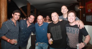 
<a style='margin-left: 5px;' class='btn btn-xs btn-social btn-facebook' href='https://www.facebook.com/sharer/sharer.php?u=https://www.galeramix.com.br/imagem/a53/800-800-90/conteudo/site_galerias/53/petry-24.jpg' rel='popup' data-width='500' data-height='400'><i class='fa fa-facebook'></i>Compartilhar <span class='hidden-xs'>no Facebook</span>
</a> 
<a class='btn btn-default btn-xs' target='_blank' href='imagem/a53/800-800-90/conteudo/site_galerias/53/petry-24.jpg'>
<span class='glyphicon glyphicon-cloud-download'></span> Salvar
</a>
