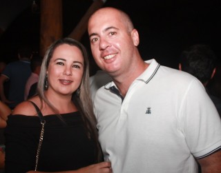 
<a style='margin-left: 5px;' class='btn btn-xs btn-social btn-facebook' href='https://www.facebook.com/sharer/sharer.php?u=https://www.galeramix.com.br/imagem/a53/800-800-90/conteudo/site_galerias/53/petry-33.jpg' rel='popup' data-width='500' data-height='400'><i class='fa fa-facebook'></i>Compartilhar <span class='hidden-xs'>no Facebook</span>
</a> 
<a class='btn btn-default btn-xs' target='_blank' href='imagem/a53/800-800-90/conteudo/site_galerias/53/petry-33.jpg'>
<span class='glyphicon glyphicon-cloud-download'></span> Salvar
</a>
