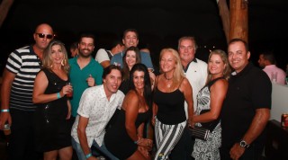 
<a style='margin-left: 5px;' class='btn btn-xs btn-social btn-facebook' href='https://www.facebook.com/sharer/sharer.php?u=https://www.galeramix.com.br/imagem/a53/800-800-90/conteudo/site_galerias/53/petry-35.jpg' rel='popup' data-width='500' data-height='400'><i class='fa fa-facebook'></i>Compartilhar <span class='hidden-xs'>no Facebook</span>
</a> 
<a class='btn btn-default btn-xs' target='_blank' href='imagem/a53/800-800-90/conteudo/site_galerias/53/petry-35.jpg'>
<span class='glyphicon glyphicon-cloud-download'></span> Salvar
</a>
