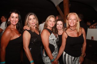 
<a style='margin-left: 5px;' class='btn btn-xs btn-social btn-facebook' href='https://www.facebook.com/sharer/sharer.php?u=https://www.galeramix.com.br/imagem/a53/800-800-90/conteudo/site_galerias/53/petry-36.jpg' rel='popup' data-width='500' data-height='400'><i class='fa fa-facebook'></i>Compartilhar <span class='hidden-xs'>no Facebook</span>
</a> 
<a class='btn btn-default btn-xs' target='_blank' href='imagem/a53/800-800-90/conteudo/site_galerias/53/petry-36.jpg'>
<span class='glyphicon glyphicon-cloud-download'></span> Salvar
</a>
