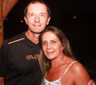 
<a style='margin-left: 5px;' class='btn btn-xs btn-social btn-facebook' href='https://www.facebook.com/sharer/sharer.php?u=https://www.galeramix.com.br/imagem/a53/800-800-90/conteudo/site_galerias/53/petry-42.jpg' rel='popup' data-width='500' data-height='400'><i class='fa fa-facebook'></i>Compartilhar <span class='hidden-xs'>no Facebook</span>
</a> 
<a class='btn btn-default btn-xs' target='_blank' href='imagem/a53/800-800-90/conteudo/site_galerias/53/petry-42.jpg'>
<span class='glyphicon glyphicon-cloud-download'></span> Salvar
</a>
