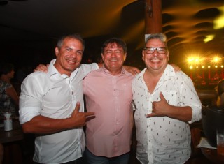 
<a style='margin-left: 5px;' class='btn btn-xs btn-social btn-facebook' href='https://www.facebook.com/sharer/sharer.php?u=https://www.galeramix.com.br/imagem/a53/800-800-90/conteudo/site_galerias/53/petry-44.jpg' rel='popup' data-width='500' data-height='400'><i class='fa fa-facebook'></i>Compartilhar <span class='hidden-xs'>no Facebook</span>
</a> 
<a class='btn btn-default btn-xs' target='_blank' href='imagem/a53/800-800-90/conteudo/site_galerias/53/petry-44.jpg'>
<span class='glyphicon glyphicon-cloud-download'></span> Salvar
</a>
