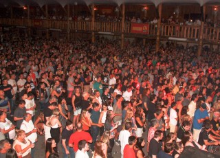 
<a style='margin-left: 5px;' class='btn btn-xs btn-social btn-facebook' href='https://www.facebook.com/sharer/sharer.php?u=https://www.galeramix.com.br/imagem/a53/800-800-90/conteudo/site_galerias/53/petry-45.jpg' rel='popup' data-width='500' data-height='400'><i class='fa fa-facebook'></i>Compartilhar <span class='hidden-xs'>no Facebook</span>
</a> 
<a class='btn btn-default btn-xs' target='_blank' href='imagem/a53/800-800-90/conteudo/site_galerias/53/petry-45.jpg'>
<span class='glyphicon glyphicon-cloud-download'></span> Salvar
</a>
