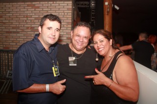 
<a style='margin-left: 5px;' class='btn btn-xs btn-social btn-facebook' href='https://www.facebook.com/sharer/sharer.php?u=https://www.galeramix.com.br/imagem/a53/800-800-90/conteudo/site_galerias/53/petry-53.jpg' rel='popup' data-width='500' data-height='400'><i class='fa fa-facebook'></i>Compartilhar <span class='hidden-xs'>no Facebook</span>
</a> 
<a class='btn btn-default btn-xs' target='_blank' href='imagem/a53/800-800-90/conteudo/site_galerias/53/petry-53.jpg'>
<span class='glyphicon glyphicon-cloud-download'></span> Salvar
</a>
