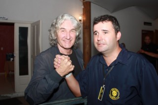 
<a style='margin-left: 5px;' class='btn btn-xs btn-social btn-facebook' href='https://www.facebook.com/sharer/sharer.php?u=https://www.galeramix.com.br/imagem/a53/800-800-90/conteudo/site_galerias/53/petry-61.jpg' rel='popup' data-width='500' data-height='400'><i class='fa fa-facebook'></i>Compartilhar <span class='hidden-xs'>no Facebook</span>
</a> 
<a class='btn btn-default btn-xs' target='_blank' href='imagem/a53/800-800-90/conteudo/site_galerias/53/petry-61.jpg'>
<span class='glyphicon glyphicon-cloud-download'></span> Salvar
</a>
