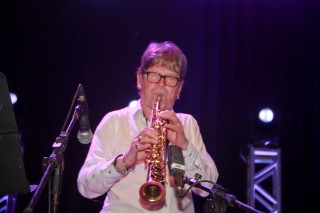 
<a style='margin-left: 5px;' class='btn btn-xs btn-social btn-facebook' href='https://www.facebook.com/sharer/sharer.php?u=https://www.galeramix.com.br/imagem/a53/800-800-90/conteudo/site_galerias/53/petry-7.jpg' rel='popup' data-width='500' data-height='400'><i class='fa fa-facebook'></i>Compartilhar <span class='hidden-xs'>no Facebook</span>
</a> 
<a class='btn btn-default btn-xs' target='_blank' href='imagem/a53/800-800-90/conteudo/site_galerias/53/petry-7.jpg'>
<span class='glyphicon glyphicon-cloud-download'></span> Salvar
</a>
