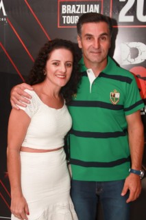 
<a style='margin-left: 5px;' class='btn btn-xs btn-social btn-facebook' href='https://www.facebook.com/sharer/sharer.php?u=https://www.galeramix.com.br/imagem/a53/800-800-90/conteudo/site_galerias/53/petry-71.jpg' rel='popup' data-width='500' data-height='400'><i class='fa fa-facebook'></i>Compartilhar <span class='hidden-xs'>no Facebook</span>
</a> 
<a class='btn btn-default btn-xs' target='_blank' href='imagem/a53/800-800-90/conteudo/site_galerias/53/petry-71.jpg'>
<span class='glyphicon glyphicon-cloud-download'></span> Salvar
</a>
