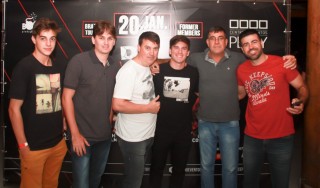 
<a style='margin-left: 5px;' class='btn btn-xs btn-social btn-facebook' href='https://www.facebook.com/sharer/sharer.php?u=https://www.galeramix.com.br/imagem/a53/800-800-90/conteudo/site_galerias/53/petry-73.jpg' rel='popup' data-width='500' data-height='400'><i class='fa fa-facebook'></i>Compartilhar <span class='hidden-xs'>no Facebook</span>
</a> 
<a class='btn btn-default btn-xs' target='_blank' href='imagem/a53/800-800-90/conteudo/site_galerias/53/petry-73.jpg'>
<span class='glyphicon glyphicon-cloud-download'></span> Salvar
</a>
