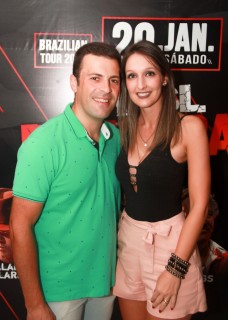 
<a style='margin-left: 5px;' class='btn btn-xs btn-social btn-facebook' href='https://www.facebook.com/sharer/sharer.php?u=https://www.galeramix.com.br/imagem/a53/800-800-90/conteudo/site_galerias/53/petry-77.jpg' rel='popup' data-width='500' data-height='400'><i class='fa fa-facebook'></i>Compartilhar <span class='hidden-xs'>no Facebook</span>
</a> 
<a class='btn btn-default btn-xs' target='_blank' href='imagem/a53/800-800-90/conteudo/site_galerias/53/petry-77.jpg'>
<span class='glyphicon glyphicon-cloud-download'></span> Salvar
</a>
