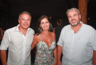 
<a style='margin-left: 5px;' class='btn btn-xs btn-social btn-facebook' href='https://www.facebook.com/sharer/sharer.php?u=https://www.galeramix.com.br/imagem/a53/800-800-90/conteudo/site_galerias/53/petry-84.jpg' rel='popup' data-width='500' data-height='400'><i class='fa fa-facebook'></i>Compartilhar <span class='hidden-xs'>no Facebook</span>
</a> 
<a class='btn btn-default btn-xs' target='_blank' href='imagem/a53/800-800-90/conteudo/site_galerias/53/petry-84.jpg'>
<span class='glyphicon glyphicon-cloud-download'></span> Salvar
</a>
