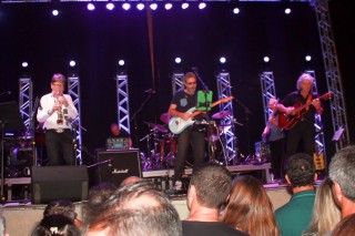 
<a style='margin-left: 5px;' class='btn btn-xs btn-social btn-facebook' href='https://www.facebook.com/sharer/sharer.php?u=https://www.galeramix.com.br/imagem/a53/800-800-90/conteudo/site_galerias/53/petry-9.jpg' rel='popup' data-width='500' data-height='400'><i class='fa fa-facebook'></i>Compartilhar <span class='hidden-xs'>no Facebook</span>
</a> 
<a class='btn btn-default btn-xs' target='_blank' href='imagem/a53/800-800-90/conteudo/site_galerias/53/petry-9.jpg'>
<span class='glyphicon glyphicon-cloud-download'></span> Salvar
</a>
