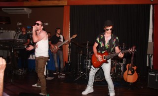 
<a style='margin-left: 5px;' class='btn btn-xs btn-social btn-facebook' href='https://www.facebook.com/sharer/sharer.php?u=https://www.galeramix.com.br/imagem/a53/800-800-90/conteudo/site_galerias/53/petry-91.jpg' rel='popup' data-width='500' data-height='400'><i class='fa fa-facebook'></i>Compartilhar <span class='hidden-xs'>no Facebook</span>
</a> 
<a class='btn btn-default btn-xs' target='_blank' href='imagem/a53/800-800-90/conteudo/site_galerias/53/petry-91.jpg'>
<span class='glyphicon glyphicon-cloud-download'></span> Salvar
</a>
