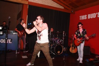 
<a style='margin-left: 5px;' class='btn btn-xs btn-social btn-facebook' href='https://www.facebook.com/sharer/sharer.php?u=https://www.galeramix.com.br/imagem/a53/800-800-90/conteudo/site_galerias/53/petry-93.jpg' rel='popup' data-width='500' data-height='400'><i class='fa fa-facebook'></i>Compartilhar <span class='hidden-xs'>no Facebook</span>
</a> 
<a class='btn btn-default btn-xs' target='_blank' href='imagem/a53/800-800-90/conteudo/site_galerias/53/petry-93.jpg'>
<span class='glyphicon glyphicon-cloud-download'></span> Salvar
</a>
