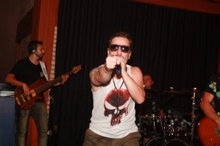 
<a style='margin-left: 5px;' class='btn btn-xs btn-social btn-facebook' href='https://www.facebook.com/sharer/sharer.php?u=https://www.galeramix.com.br/imagem/a53/800-800-90/conteudo/site_galerias/53/petry-94.jpg' rel='popup' data-width='500' data-height='400'><i class='fa fa-facebook'></i>Compartilhar <span class='hidden-xs'>no Facebook</span>
</a> 
<a class='btn btn-default btn-xs' target='_blank' href='imagem/a53/800-800-90/conteudo/site_galerias/53/petry-94.jpg'>
<span class='glyphicon glyphicon-cloud-download'></span> Salvar
</a>
