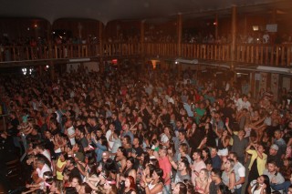 
<a style='margin-left: 5px;' class='btn btn-xs btn-social btn-facebook' href='https://www.facebook.com/sharer/sharer.php?u=https://www.galeramix.com.br/imagem/a55/800-800-90/conteudo/site_galerias/55/img8474.jpg' rel='popup' data-width='500' data-height='400'><i class='fa fa-facebook'></i>Compartilhar <span class='hidden-xs'>no Facebook</span>
</a> 
<a class='btn btn-default btn-xs' target='_blank' href='imagem/a55/800-800-90/conteudo/site_galerias/55/img8474.jpg'>
<span class='glyphicon glyphicon-cloud-download'></span> Salvar
</a>
