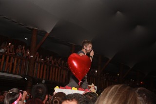 
<a style='margin-left: 5px;' class='btn btn-xs btn-social btn-facebook' href='https://www.facebook.com/sharer/sharer.php?u=https://www.galeramix.com.br/imagem/a55/800-800-90/conteudo/site_galerias/55/img8513.jpg' rel='popup' data-width='500' data-height='400'><i class='fa fa-facebook'></i>Compartilhar <span class='hidden-xs'>no Facebook</span>
</a> 
<a class='btn btn-default btn-xs' target='_blank' href='imagem/a55/800-800-90/conteudo/site_galerias/55/img8513.jpg'>
<span class='glyphicon glyphicon-cloud-download'></span> Salvar
</a>
