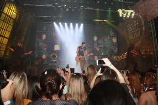 
<a style='margin-left: 5px;' class='btn btn-xs btn-social btn-facebook' href='https://www.facebook.com/sharer/sharer.php?u=https://www.galeramix.com.br/imagem/a55/800-800-90/conteudo/site_galerias/55/img8521.jpg' rel='popup' data-width='500' data-height='400'><i class='fa fa-facebook'></i>Compartilhar <span class='hidden-xs'>no Facebook</span>
</a> 
<a class='btn btn-default btn-xs' target='_blank' href='imagem/a55/800-800-90/conteudo/site_galerias/55/img8521.jpg'>
<span class='glyphicon glyphicon-cloud-download'></span> Salvar
</a>
