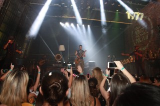 
<a style='margin-left: 5px;' class='btn btn-xs btn-social btn-facebook' href='https://www.facebook.com/sharer/sharer.php?u=https://www.galeramix.com.br/imagem/a55/800-800-90/conteudo/site_galerias/55/img8523.jpg' rel='popup' data-width='500' data-height='400'><i class='fa fa-facebook'></i>Compartilhar <span class='hidden-xs'>no Facebook</span>
</a> 
<a class='btn btn-default btn-xs' target='_blank' href='imagem/a55/800-800-90/conteudo/site_galerias/55/img8523.jpg'>
<span class='glyphicon glyphicon-cloud-download'></span> Salvar
</a>
