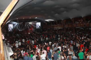 
<a style='margin-left: 5px;' class='btn btn-xs btn-social btn-facebook' href='https://www.facebook.com/sharer/sharer.php?u=https://www.galeramix.com.br/imagem/a55/800-800-90/conteudo/site_galerias/55/img8568.jpg' rel='popup' data-width='500' data-height='400'><i class='fa fa-facebook'></i>Compartilhar <span class='hidden-xs'>no Facebook</span>
</a> 
<a class='btn btn-default btn-xs' target='_blank' href='imagem/a55/800-800-90/conteudo/site_galerias/55/img8568.jpg'>
<span class='glyphicon glyphicon-cloud-download'></span> Salvar
</a>
