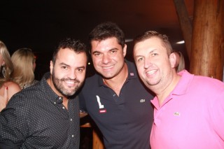 
<a style='margin-left: 5px;' class='btn btn-xs btn-social btn-facebook' href='https://www.facebook.com/sharer/sharer.php?u=https://www.galeramix.com.br/imagem/a57/800-800-90/conteudo/site_galerias/57/ce-petry-luan-santana-111.jpg' rel='popup' data-width='500' data-height='400'><i class='fa fa-facebook'></i>Compartilhar <span class='hidden-xs'>no Facebook</span>
</a> 
<a class='btn btn-default btn-xs' target='_blank' href='imagem/a57/800-800-90/conteudo/site_galerias/57/ce-petry-luan-santana-111.jpg'>
<span class='glyphicon glyphicon-cloud-download'></span> Salvar
</a>
