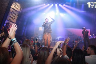 
<a style='margin-left: 5px;' class='btn btn-xs btn-social btn-facebook' href='https://www.facebook.com/sharer/sharer.php?u=https://www.galeramix.com.br/imagem/a57/800-800-90/conteudo/site_galerias/57/ce-petry-luan-santana-30.jpg' rel='popup' data-width='500' data-height='400'><i class='fa fa-facebook'></i>Compartilhar <span class='hidden-xs'>no Facebook</span>
</a> 
<a class='btn btn-default btn-xs' target='_blank' href='imagem/a57/800-800-90/conteudo/site_galerias/57/ce-petry-luan-santana-30.jpg'>
<span class='glyphicon glyphicon-cloud-download'></span> Salvar
</a>
